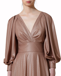 فستان طويل بقصة ضيقة واسع