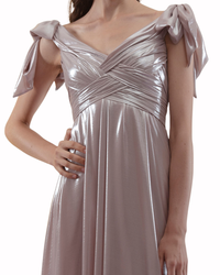 فستان بكسرات في الجزء العلوي