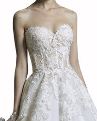 فستان بياقة على شكل قلب