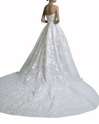 فستان بياقة على شكل قلب