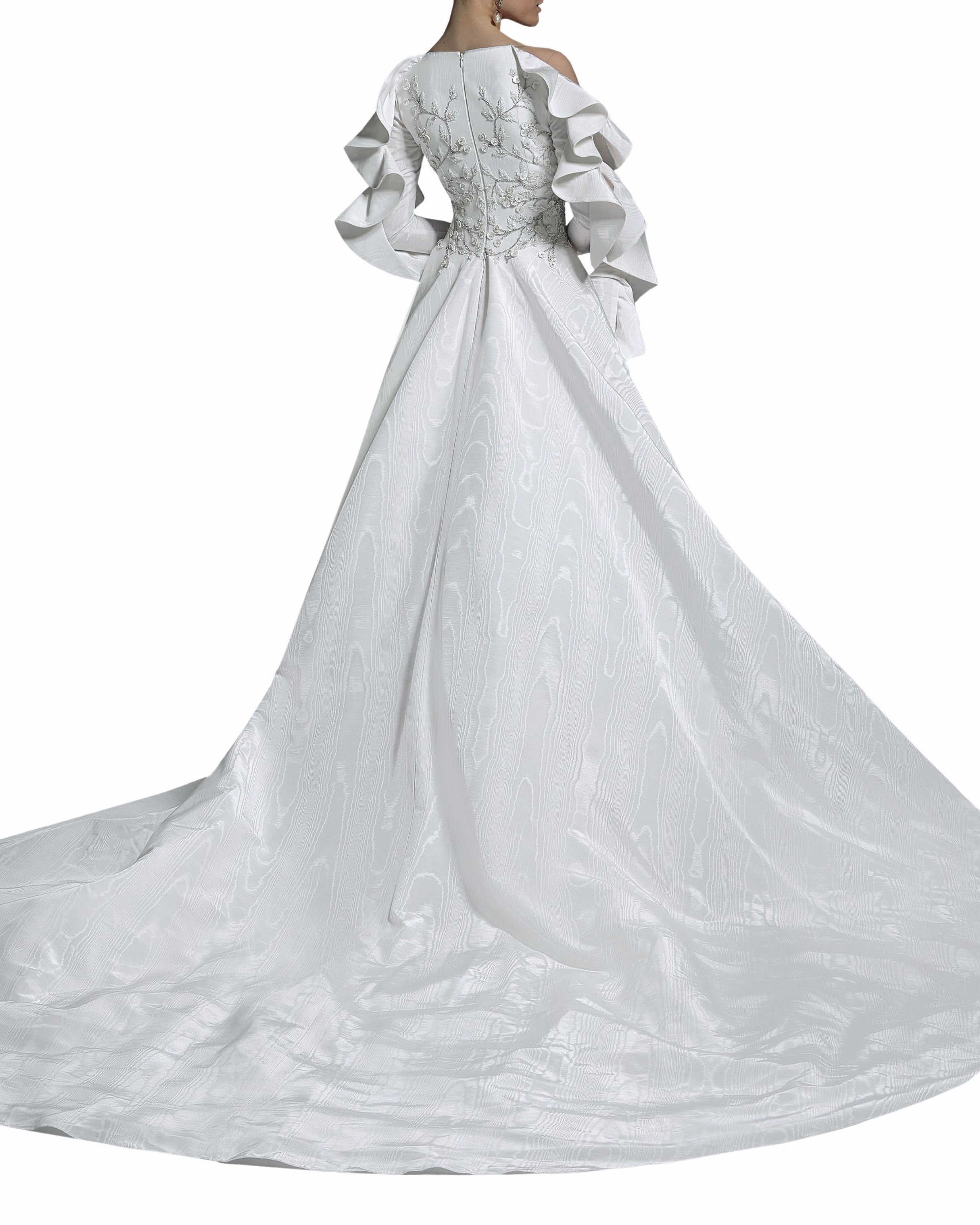 فستان زفاف مزخرف مع كشكش