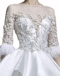 فستان بأكمام من الريش