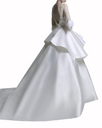 فستان بأكمام من الريش