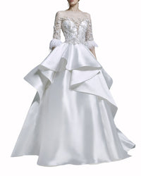 فستان بأكمام من الريش