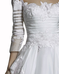 فستان دانتيل من دون أكتاف