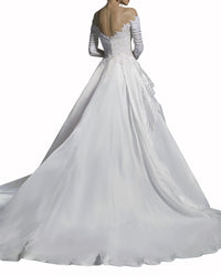 فستان دانتيل من دون أكتاف