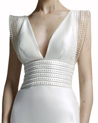 فستان بخصر مطرز