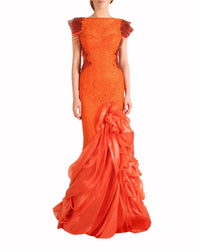 فستان من الدانتيل بتنورة منسدلة مع كشكش