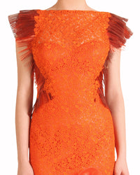 فستان من الدانتيل بتنورة منسدلة مع كشكش