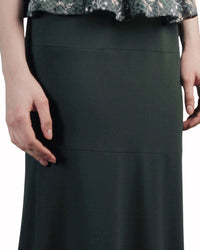 تنورة طويلة على شكل A