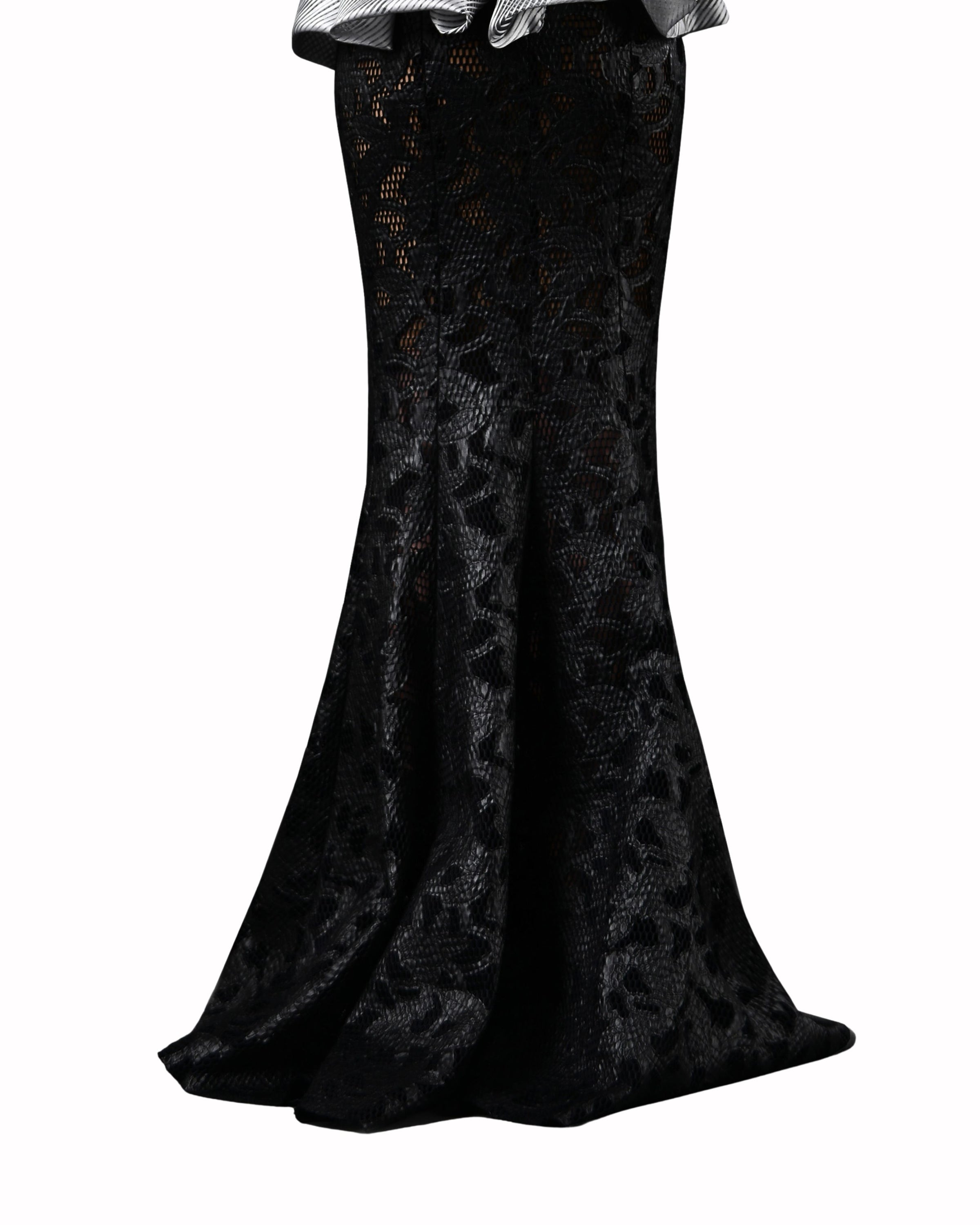 تنورة شبك طويلة