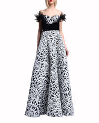 فستان من الدانتيل بكتف مكشوف