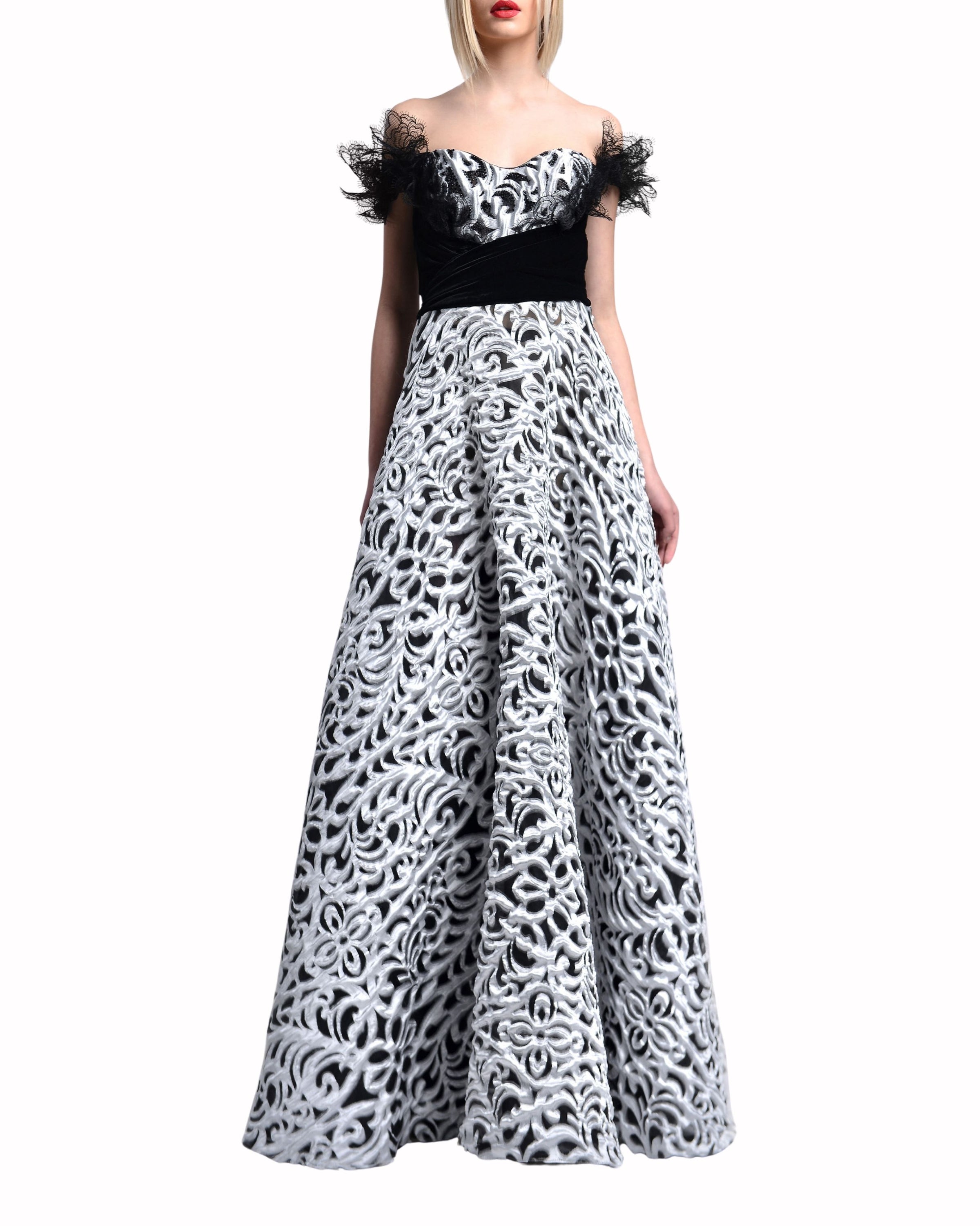 فستان من الدانتيل بكتف مكشوف