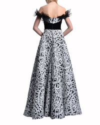 فستان من الدانتيل بكتف مكشوف