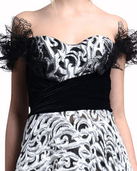 فستان من الدانتيل بكتف مكشوف