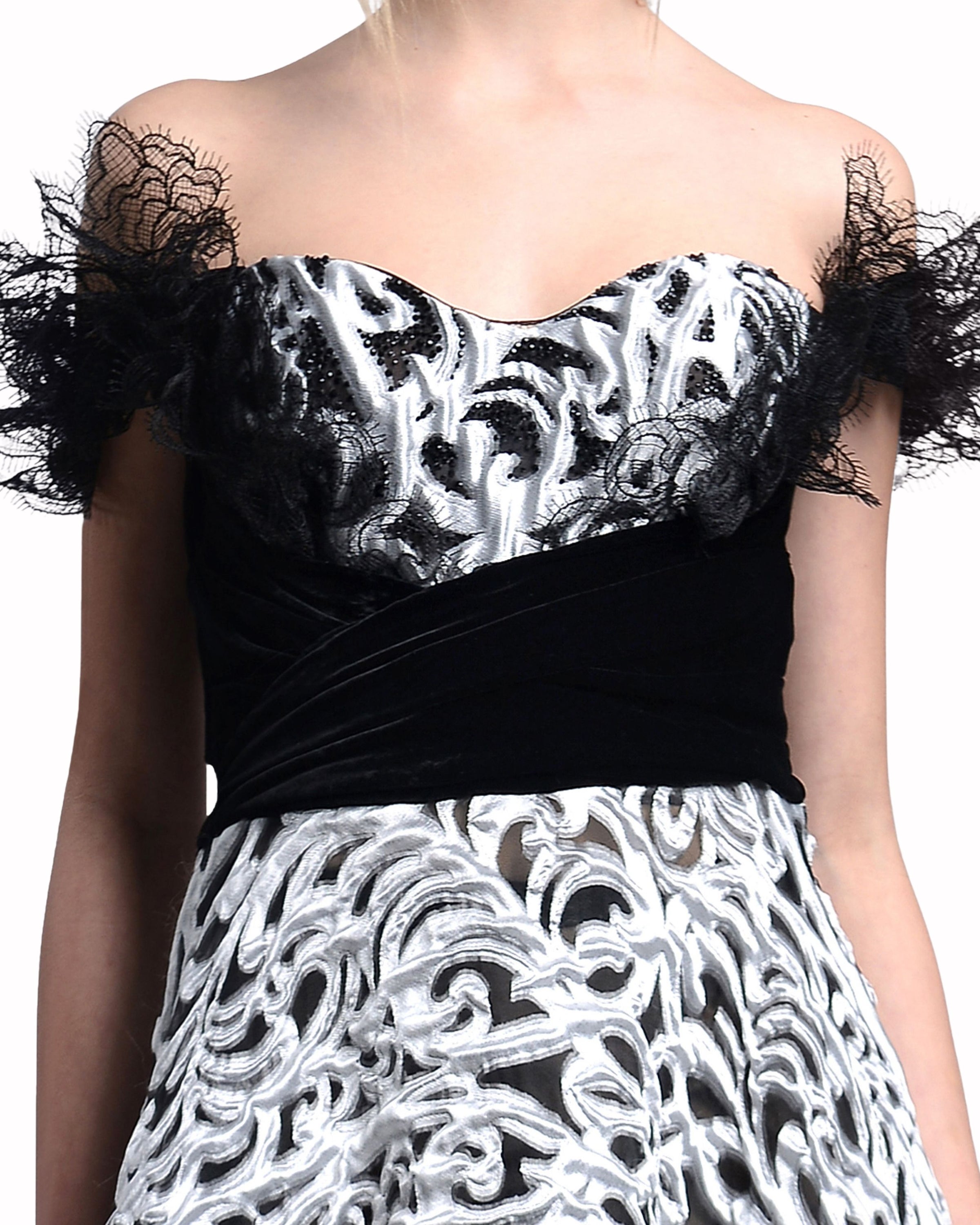 فستان من الدانتيل بكتف مكشوف