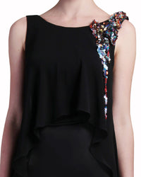 فستان بظهر مكشوف وكتف مزخرف