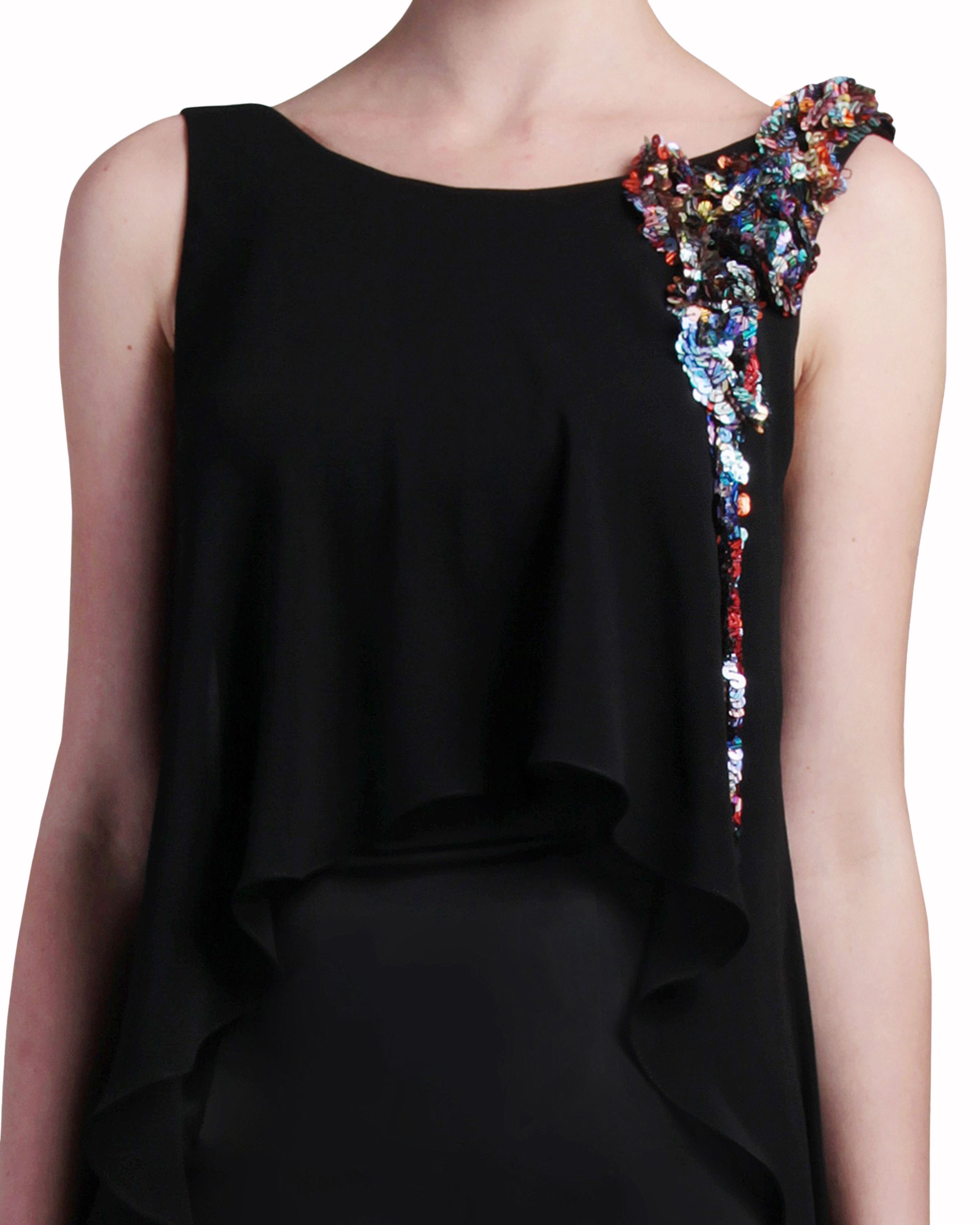 فستان بظهر مكشوف وكتف مزخرف