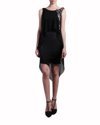 فستان بظهر مكشوف وكتف مزخرف