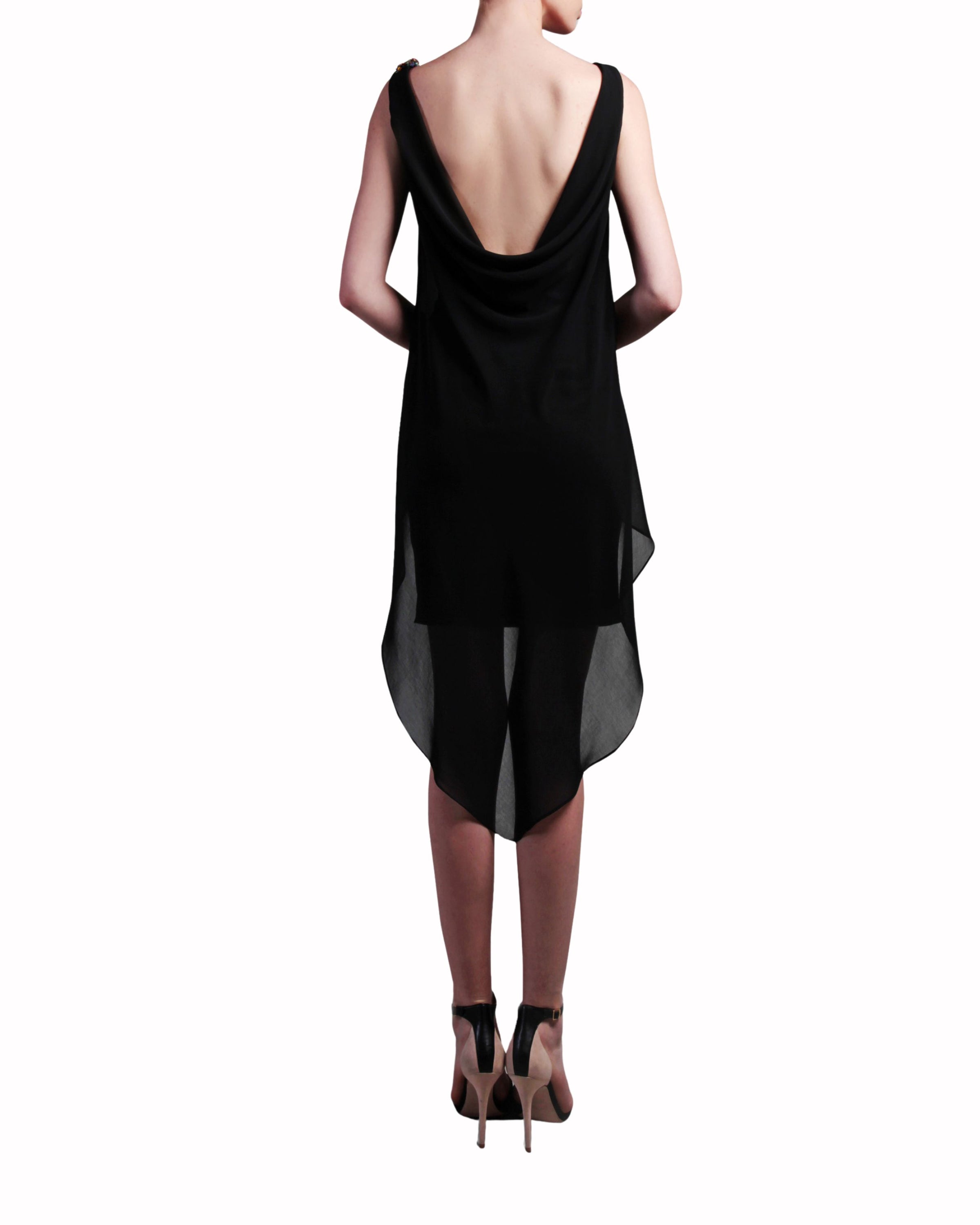 فستان بظهر مكشوف وكتف مزخرف