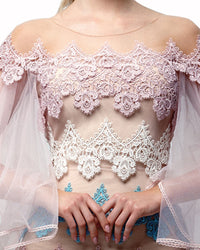 فستان دانتيل بطبقات بألوان الباستيل