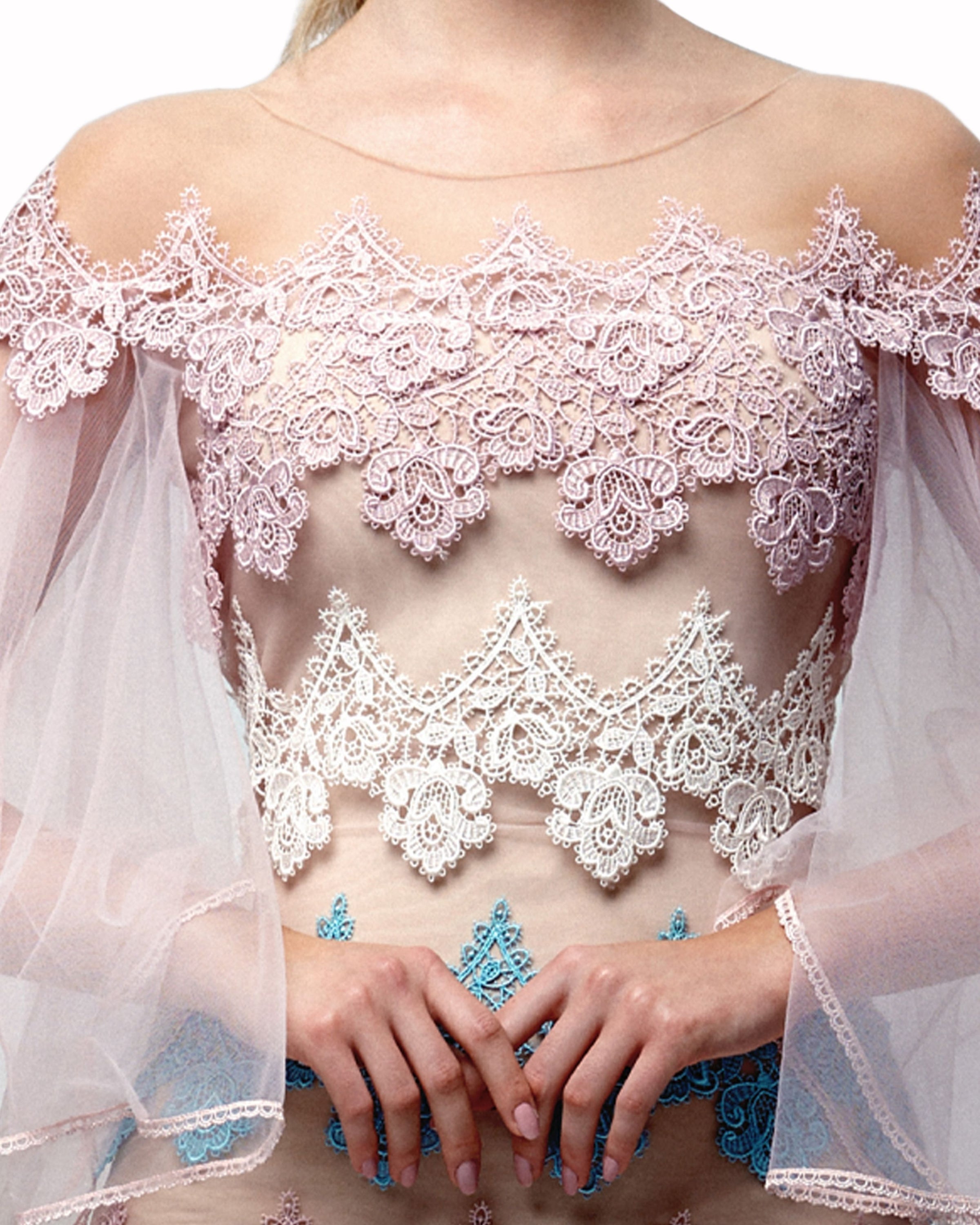 فستان دانتيل بطبقات بألوان الباستيل