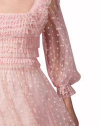 فستان بأكمام منتفخة