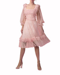 فستان بأكمام منتفخة