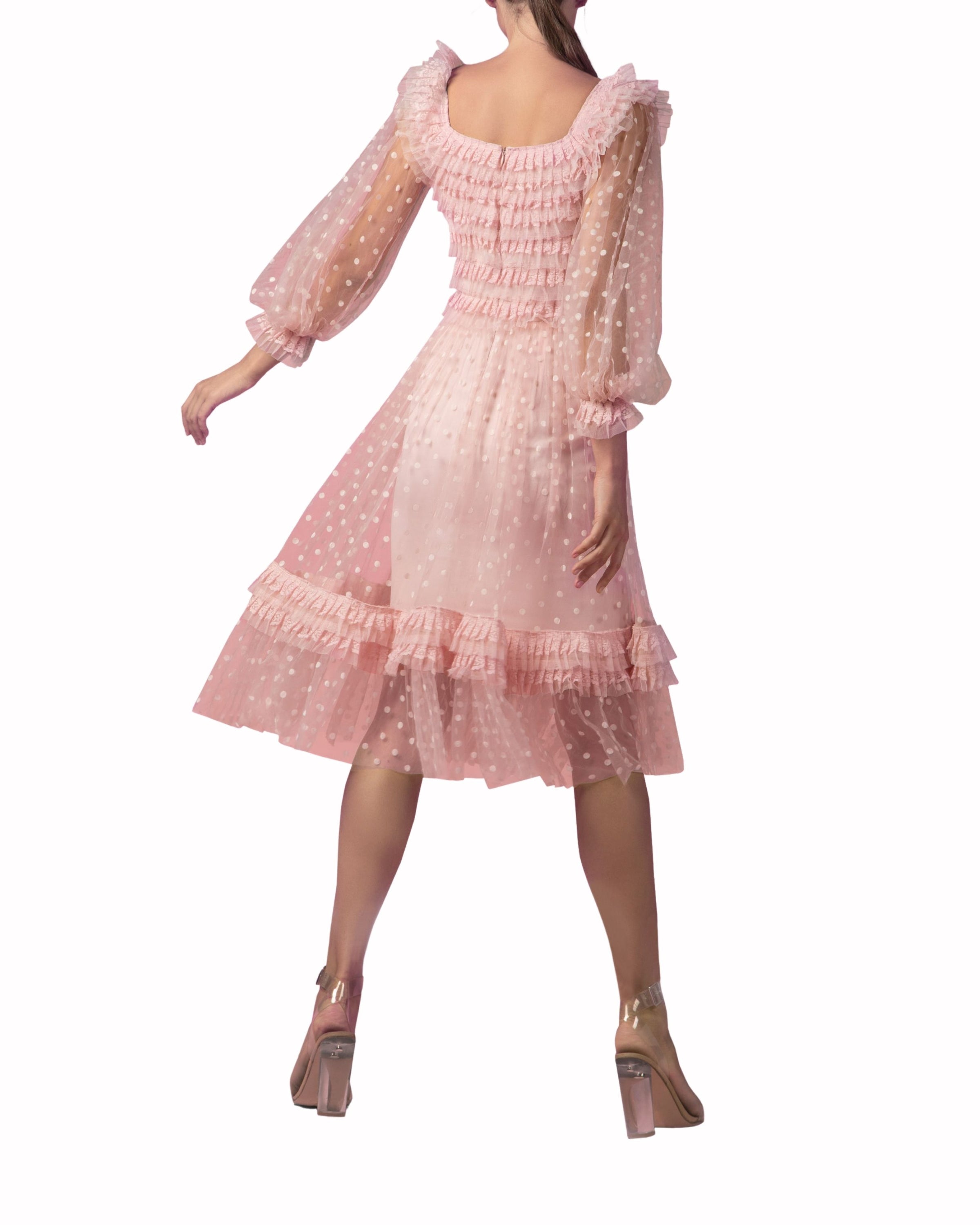 فستان بأكمام منتفخة