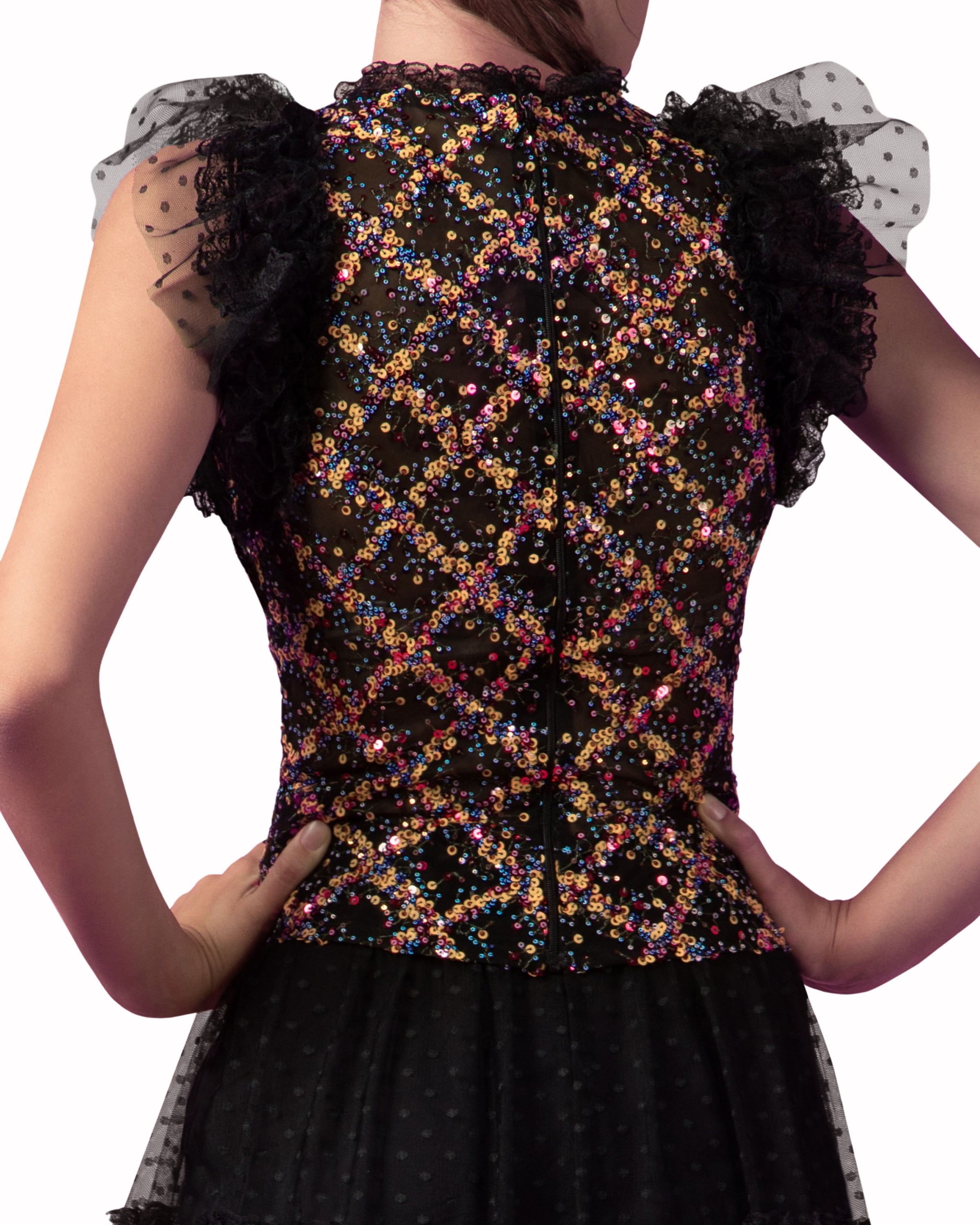 توب بدون أكمام مطرز