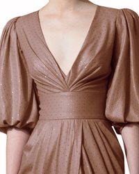 فستان طويل بني برقبة V