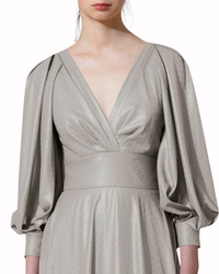 فستان رمادي طويل بقصة ضيقة واسع