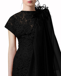 فستان أسود شيفون وريش