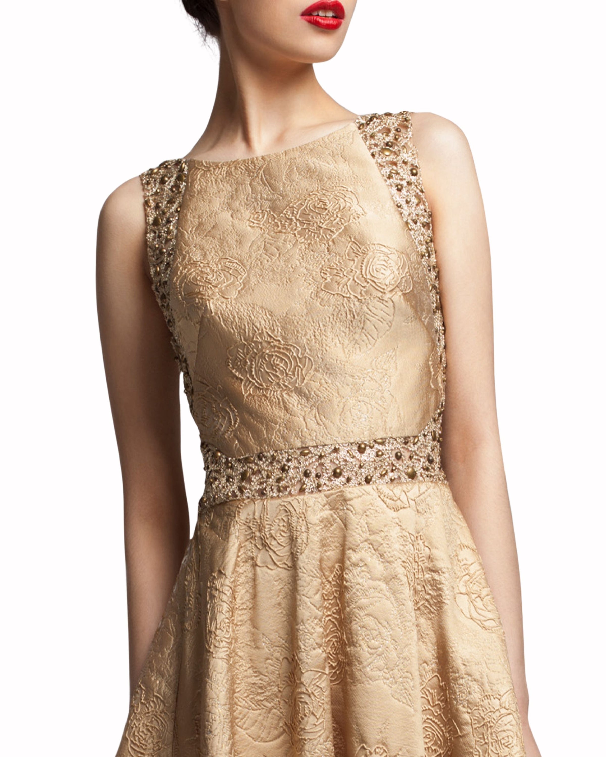 فستان بياقة واسعة