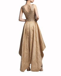 فستان بياقة واسعة