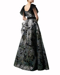 فستان اسود وفضي