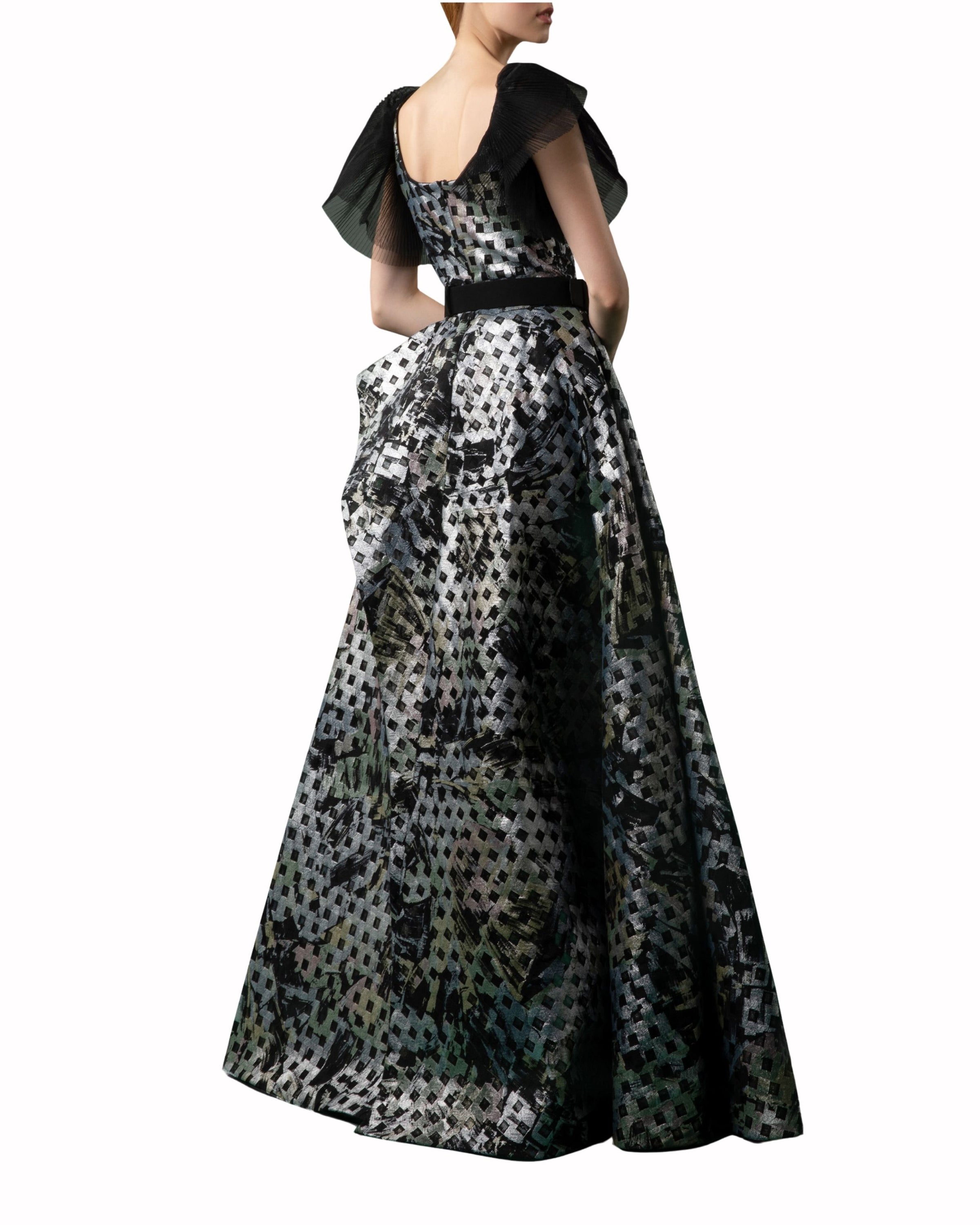 فستان اسود وفضي