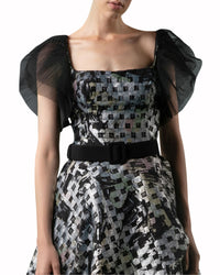 فستان اسود وفضي