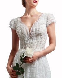 فستان بأشرطة دانتيل