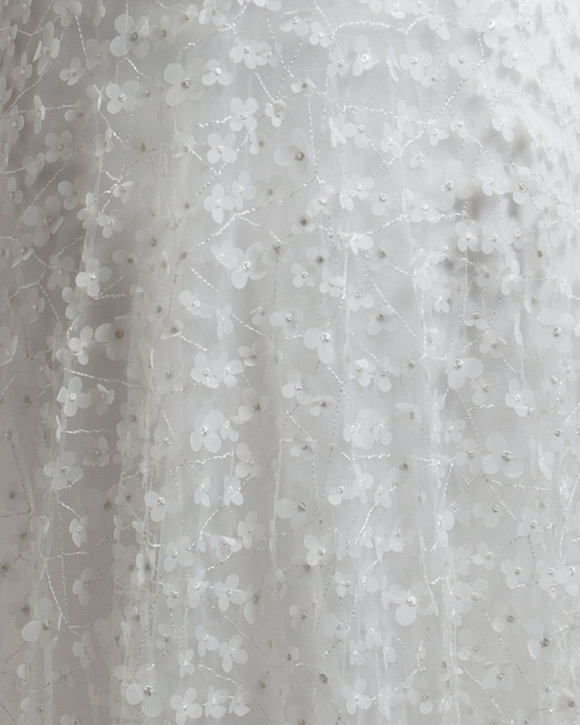 فستان زفاف مكشوف الأكتاف مزخرف