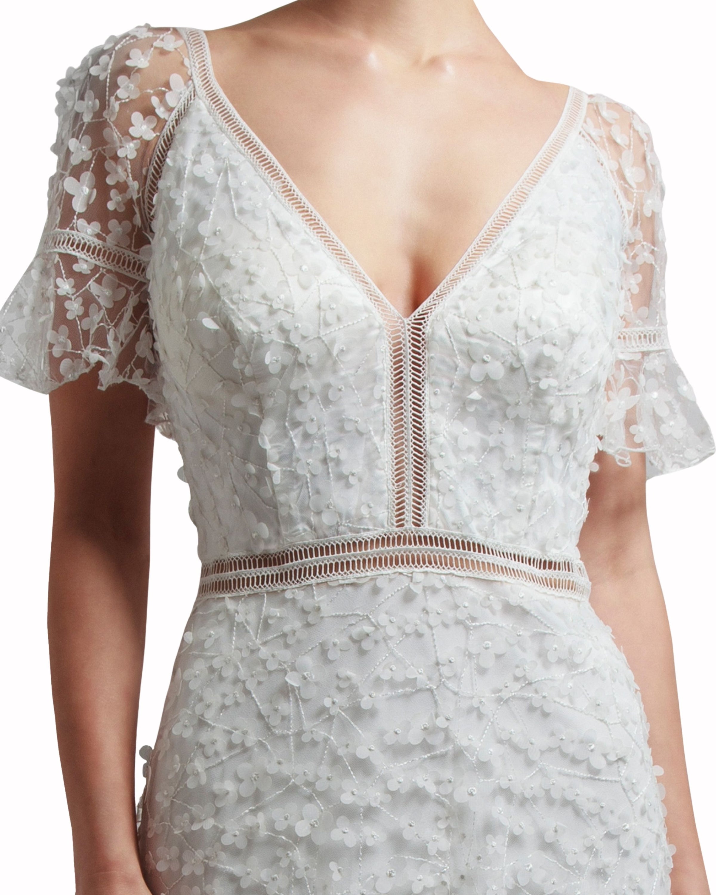 فستان بياقة منخفضة مزخرف