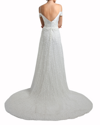 فستان زفاف مكشوف الأكتاف مزخرف