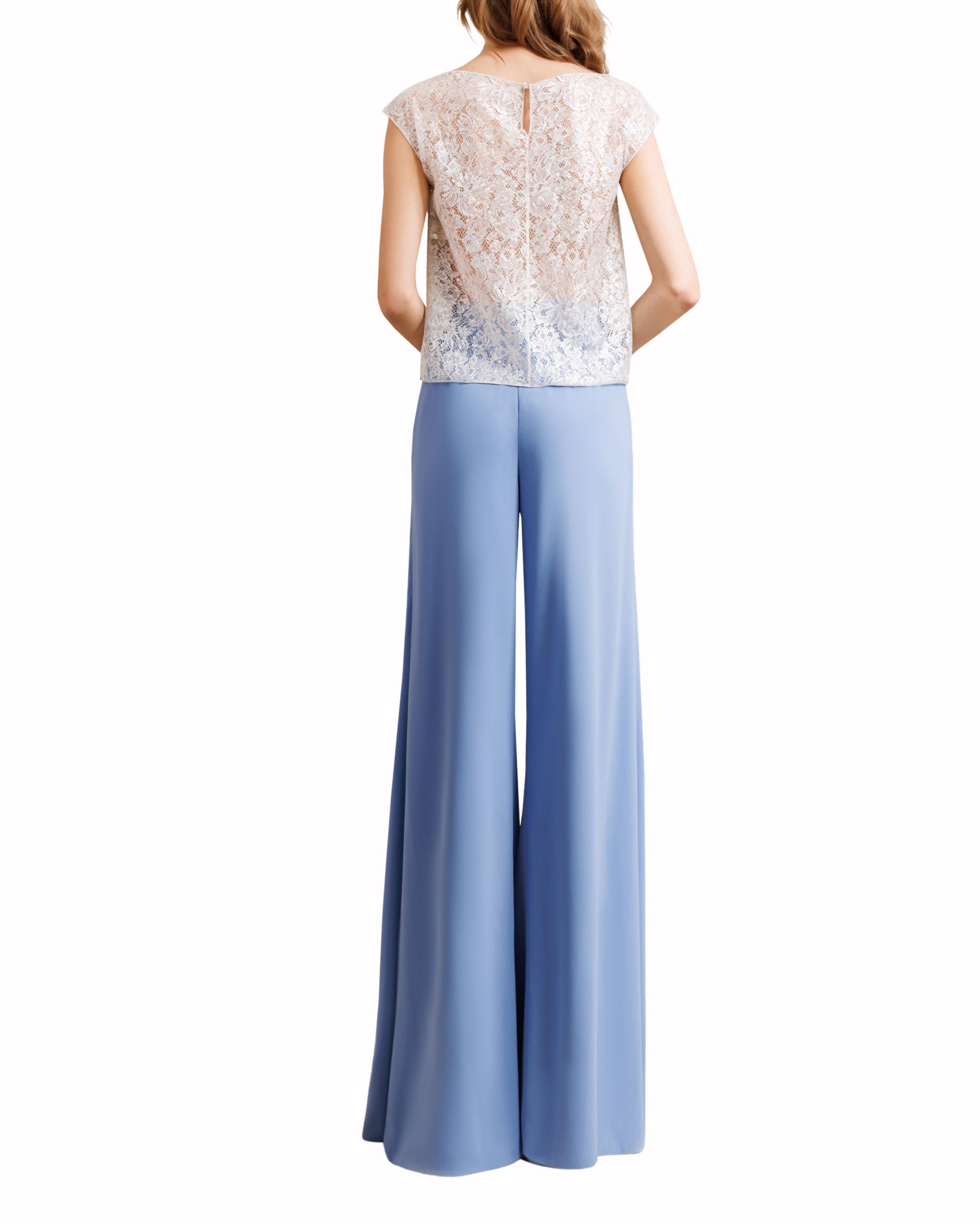 بنطلون بشقوق مع توب من الدانتيل