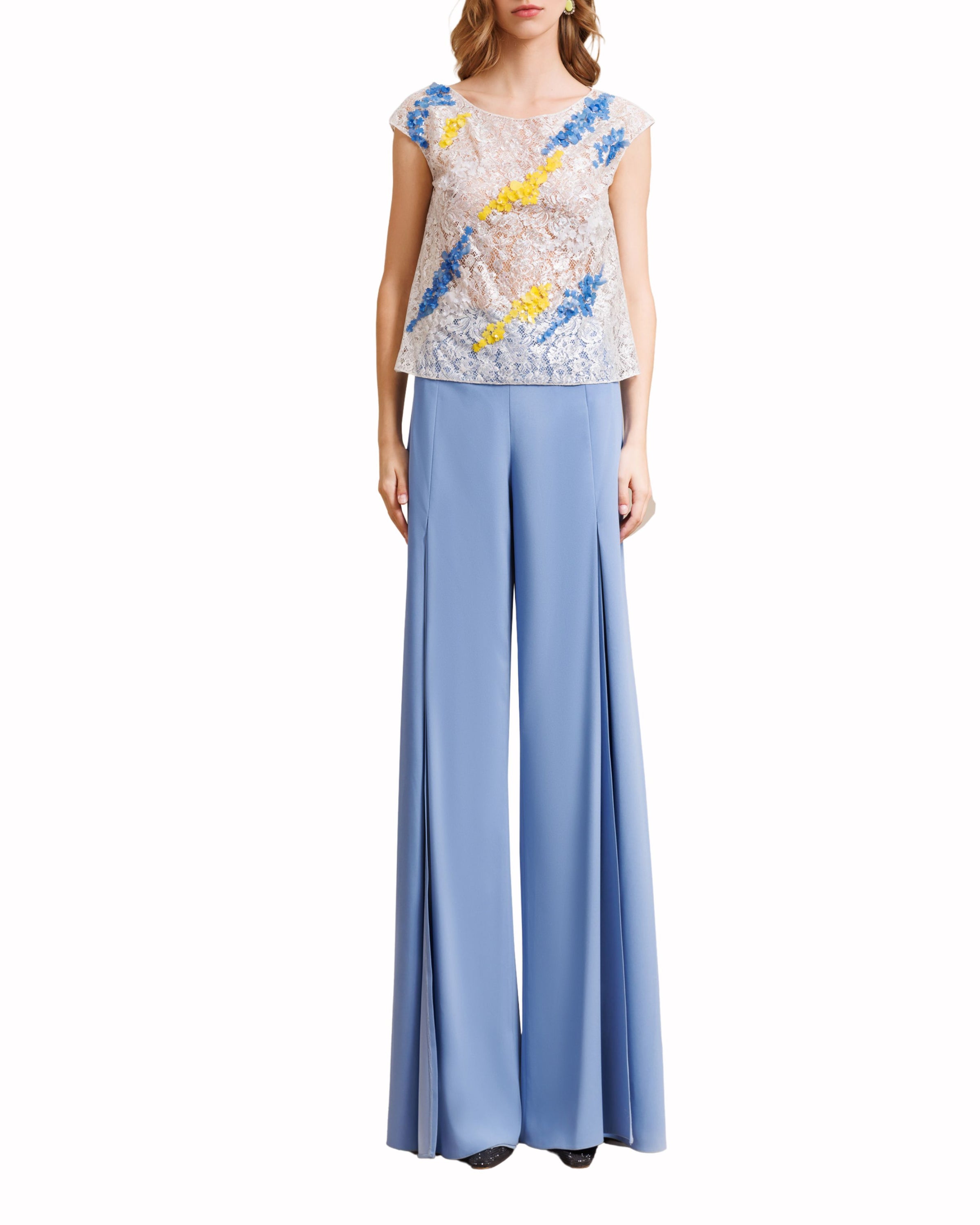 بنطلون بشقوق مع توب من الدانتيل