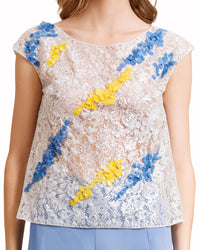 بنطلون بشقوق مع توب من الدانتيل