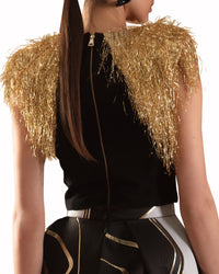 توب مزين الاكتاف