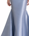 تنورة طويلة واسعة